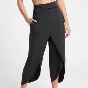 NWT Athleta Release Pant, size medium. Read description.